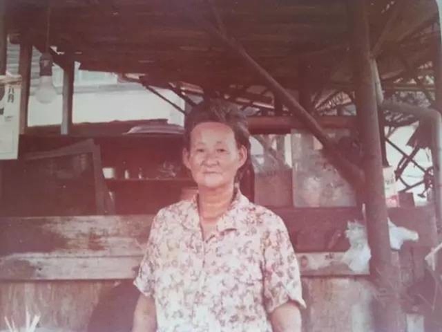 Làm ăn thua lỗ suốt 55 năm trời nhưng khi cụ bà này qua đời, hàng nghìn người đã tới đưa tang