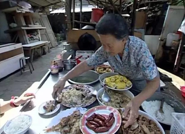 Làm ăn thua lỗ suốt 55 năm trời nhưng khi cụ bà này qua đời, hàng nghìn người đã tới đưa tang