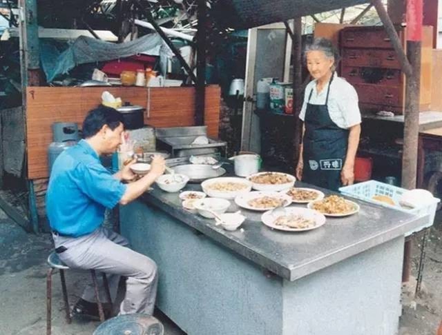 Làm ăn thua lỗ suốt 55 năm trời nhưng khi cụ bà này qua đời, hàng nghìn người đã tới đưa tang