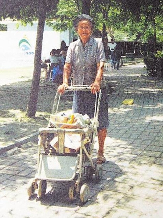 Làm ăn thua lỗ suốt 55 năm trời nhưng khi cụ bà này qua đời, hàng nghìn người đã tới đưa tang