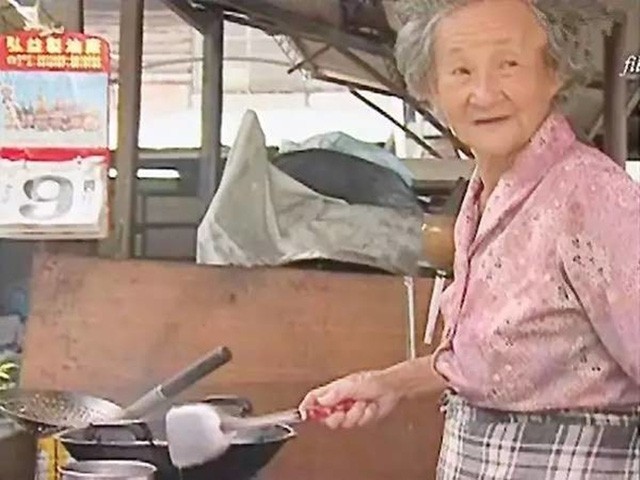 Làm ăn thua lỗ suốt 55 năm trời nhưng khi cụ bà này qua đời, hàng nghìn người đã tới đưa tang